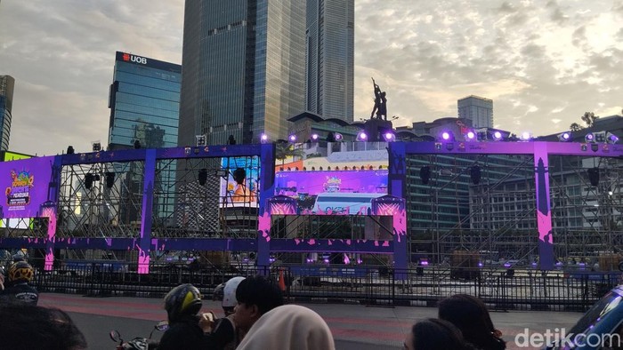 Kawasan Bundaran HI, Jakarta Pusat menjadi salah satu sentra hingar bingar di malam tahun baru. Panggung sampai layar LED bangkit menyambut program tahun baru. (MI Fawdi/detikcom) Kawasan Bundaran HI, Jakarta Pusat menjadi salah satu sentra hingar bingar di malam tahun baru. Panggung sampai layar LED bangkit menyambut program tahun baru. (MI Fawdi/detikcom)