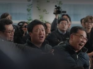 Duka dan Amarah Keluarga Menanti Jenazah Korban Kecelakaan Jeju Air