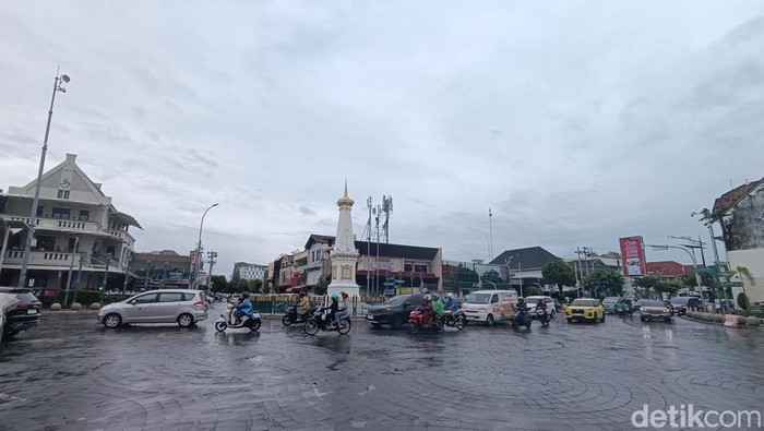 Kondisi simpang Tugu Pal Putih Jogja usai hujan, Minggu (29/12/2024). Kondisi simpang Tugu Pal Putih Jogja usai hujan, Minggu (29/12/2024).