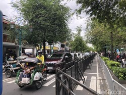 Suasana Malioboro Siang Ini: Arus Lalin Padat, Polisi Buka Tutup Jalan