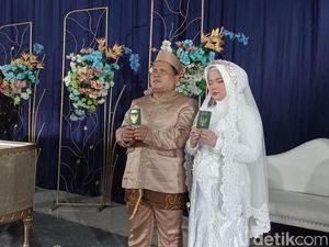 Bahagia Pasangan Tunanetra, Edi Akhirnya Nikahi Engkar di Akhir 2024 Bahagia Pasangan Tunanetra, Edi Akhirnya Nikahi Engkar di Akhir 2024