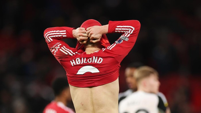 MANCHESTER, ENGLAND - DECEMBER 30: Rasmus Hojlund of Manchester United appears dejected at the end of the Premier League match between Manchester United FC and Newcastle United FC at Old Trafford on December 30, 2024 in Manchester, England. (Photo by Carl Recine/Getty Images)