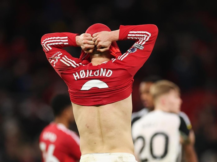 MANCHESTER, ENGLAND - DECEMBER 30: Rasmus Hojlund of Manchester United appears dejected at the end of the Premier League match between Manchester United FC and Newcastle United FC at Old Trafford on December 30, 2024 in Manchester, England. (Photo by Carl Recine/Getty Images)