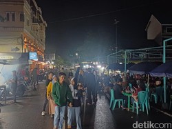 Pantai Tak Berombak Maros Dipadati Pengunjung di Malam Tahun Baru