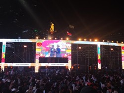 Warga Tumpah Ruah di Bundaran HI Menanti Pergantian Tahun