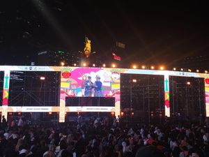 Warga Tumpah Ruah di Bundaran HI Menanti Pergantian Tahun Warga Tumpah Ruah di Bundaran HI Menanti Pergantian Tahun