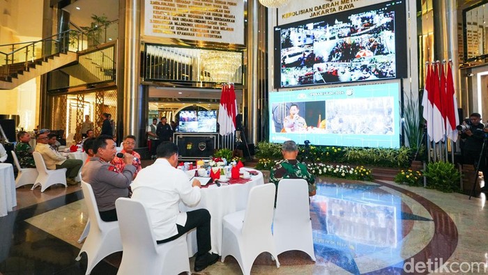 Menko Polkam Budi Gunawan bareng Kapolri Jenderal Listyo Sigit Prabowo mengawasi pengawalan malam tahun gres 2025 di Polda Metro Jaya. (dok Istimewa) Menko Polkam Budi Gunawan bareng Kapolri Jenderal Listyo Sigit Prabowo mengawasi pengawalan malam tahun gres 2025 di Polda Metro Jaya. (dok Istimewa)