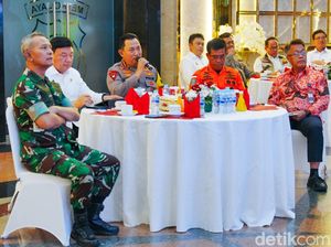 Menko Polkam-Kapolri Pantau Pengamanan Malam Tahun Baru 2025 di Polda Metro