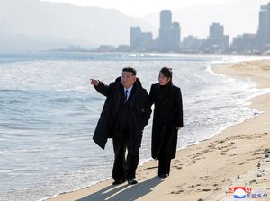 Momen Kim Jong Un dan Puterinya Tinjau Resor Pantai Baru di Korut