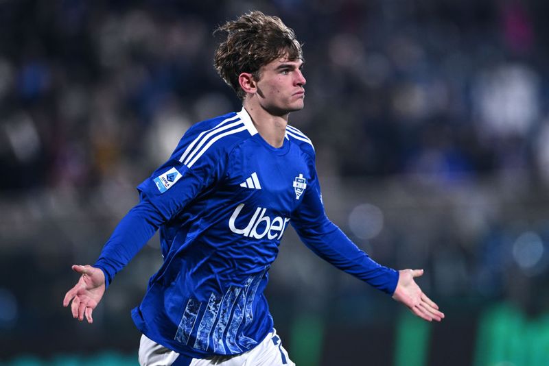 COMO, ITALY - DECEMBER 30: Nico Paz of Como celebrates his goal during the Serie A match between Como and Lecce at Stadio G. Sinigaglia on December 30, 2024 in Como, Italy. (Photo by Image Photo Agency/Getty Images)