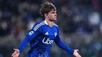 Opsi lain yakni memberi nomor 10 kepada rekrutan baru. Nico Paz (Como) yang masuk pantauan Madrid dinilai cocok karena posisi bermainnya sebagai gelandang serang. Intinya, siapapun pemain bintang yang masuk memenuhi syarat untuk mengambil nomor tersebut. Foto: Getty Images/Image Photo Agency
