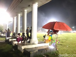 Warga Palopo Ajak Anak-Istri Nikmati Kembang Api di Lapangan Pancasila