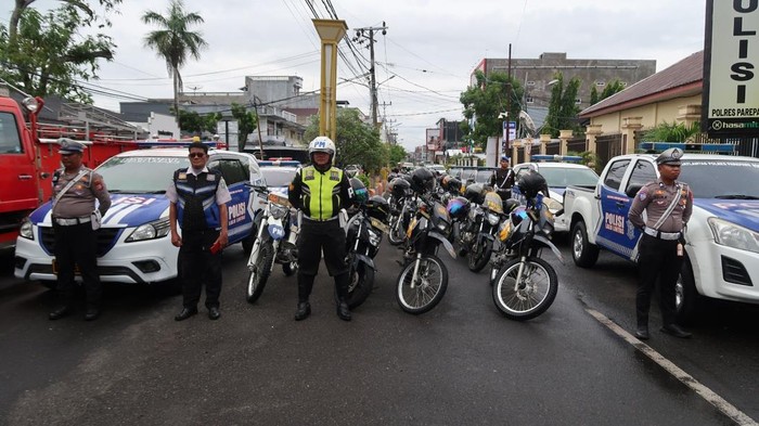 Parepare Petugas bersiap mengerjakan pengawalan dan rekayasa kemudian lintas di Kota Parepare pada malam tahun gres 2025.
