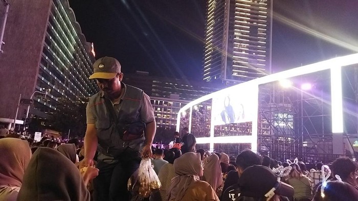 Pedagang di Bundaran HI ketika peringatan malam tahun gres 2025