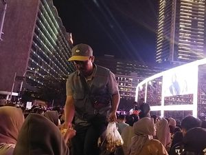 Perayaan Malam Tahun Baru di Bundaran HI Jadi Berkah untuk Pedagang Perayaan Malam Tahun Baru di Bundaran HI Jadi Berkah untuk Pedagang