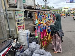 Terompet-Arang Kurang Laku, Pedagang di Lubuklinggau Siap Banting Harga