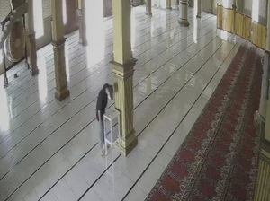 Kotak Amal di Masjid Gresik Pindah ke Toilet, Uang Rp 3 Juta Raib Kotak Amal di Masjid Gresik Pindah ke Toilet, Uang Rp 3 Juta Raib