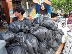 Penjualan Jagung hingga Arang Laris Manis Jelang Malam Tahun Baru