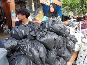 Penjualan Jagung hingga Arang Laris Manis Jelang Malam Tahun Baru Penjualan Jagung hingga Arang Laris Manis Jelang Malam Tahun Baru