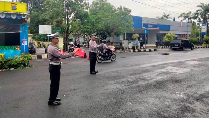 Personel kepolisian melaksanakan pengaturan jalan di sekeliling Alun-alun Wates, Kulon Progo, Selasa (31/12/2024). Personel kepolisian melaksanakan pengaturan jalan di sekeliling Alun-alun Wates, Kulon Progo, Selasa (31/12/2024).