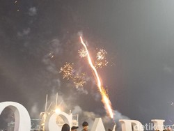 Selamat Tahun Baru 2025! Langit Pantai Losari Makassar Bertabur Kembang Api