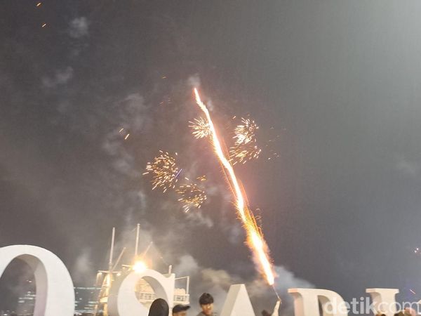 Potret Meriah Perayaan Tahun Baru 2025 di Pantai Losari Makassar