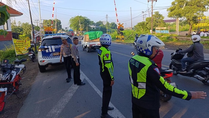 polisi Polres Mojokerto Kota mengontrol kemudian lintas