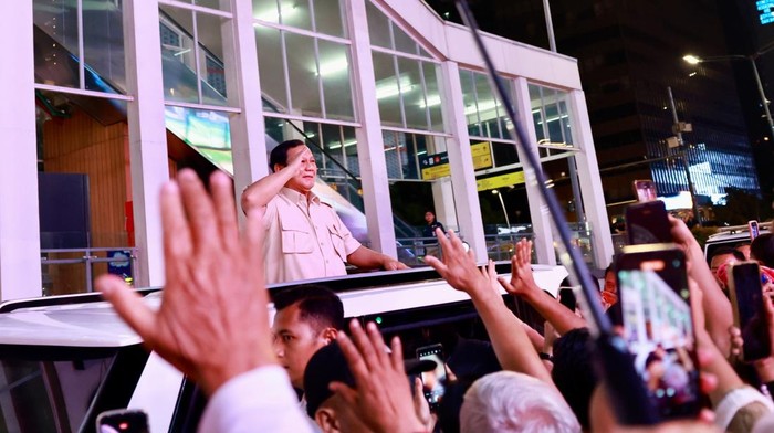 Presiden Prabowo disambut bergairah di kawasan Bundaran HI Presiden Prabowo disambut bergairah di kawasan Bundaran HI