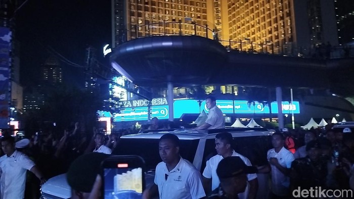 Presiden RI Prabowo Subianto menyapa warga yang berada di Bundaran HI, Jakarta Pusat (Jakpus). Prabowo menyapa warga dari atas kendaraan beroda empat Maung berwarna putih. (MI Fawdi/detikcom) Prabowo menyapa warga Bundaran Hi