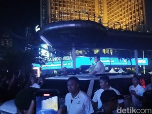 Prabowo Sapa Warga Rayakan Malam Tahun Baru di Bundaran HI