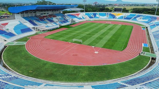 Progres renovasi Stadion Kanjuruhan di Kepanjen, Kabupaten Malang, Jawa Timur, Selasa (31/12/2024). Kementerian Pekerjaan Umum (PU) mengungkapkan progres renovasi Stadion Kanjuruhan dengan anggaran Rp357,84 miliar berkapasitas 21.603 orang tersebut telah mencapai 99,5 persen dan ditargetkan selesai secara keseluruhan pada akhir 2024. ANTARA FOTO/Irfan Sumanjaya