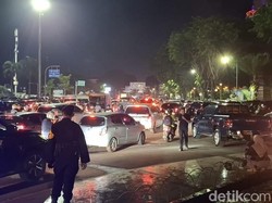 Ribuan Warga Padati BKB, Polisi Lakukan Penyekatan Jalan di Depan Monpera