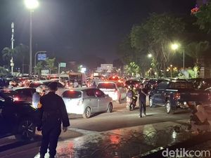 Ribuan Warga Padati BKB, Polisi Lakukan Penyekatan Jalan di Depan Monpera Ribuan Warga Padati BKB, Polisi Lakukan Penyekatan Jalan di Depan Monpera