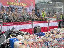 3 Ribu Liter Miras Hasil Razia di Lamongan Dimusnahkan