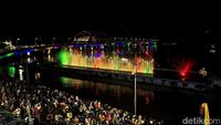 Show Laser Air Mancur Menari di Jembatan Suroboyo Bikin Takjub Pengunjung
