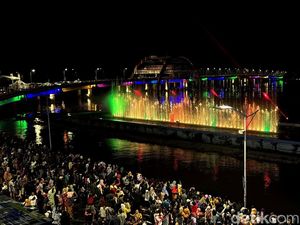 Show Laser Air Mancur Menari di Jembatan Suroboyo Bikin Takjub Pengunjung Show Laser Air Mancur Menari di Jembatan Suroboyo Bikin Takjub Pengunjung