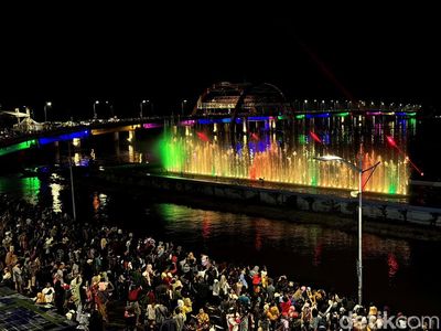 Show Laser Air Mancur Menari di Jembatan Suroboyo Bikin Takjub Pengunjung