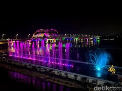 Video Cantiknya Laser Air Mancur di Jembatan Suroboyo di Malam Tahun Baru