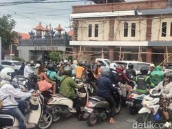 Kekacauan di Simpang Pererenan Mengwi gegara Pengendara Saling Serobot