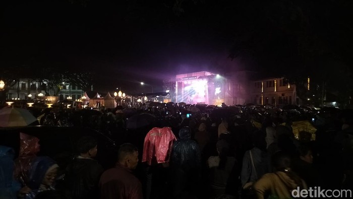 Suasana di Balai Kota yang dipenuhi warga Malang melihat konser Denny Caknan.