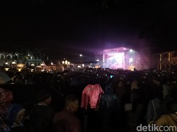 Warga Malang Nikmati Konser Denny Caknan Meski Kehujanan di Malam Tahun Baru