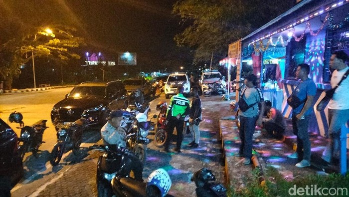 Suasana di Lapangan Trinati Sorong Selatan jelang pergeseran tahun gres 2025. Suasana di Lapangan Trinati Sorong Selatan jelang pergeseran tahun gres 2025.