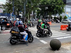 Suasana Jalanan Kota Bandung Jelang Malam Pergantian Tahun Suasana Jalanan Kota Bandung Jelang Malam Pergantian Tahun