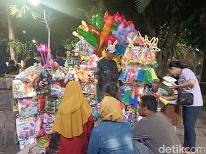 Malam Tahun Baru Bawa Berkah bagi Pedagang Terompet di Taman Bungkul Malam Tahun Baru Bawa Berkah bagi Pedagang Terompet di Taman Bungkul