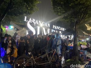Malam Tahun Baru, Simpang Lima Semarang Padat Meski Hujan Malam Tahun Baru, Simpang Lima Semarang Padat Meski Hujan