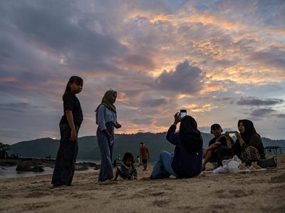 Memotret Sunset Terakhir Tahun 2024 di Lombok