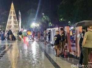 Hujan Ganggu Perayaan Pergantian Tahun di Surabaya Hujan Ganggu Perayaan Pergantian Tahun di Surabaya