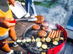 Meski Tanpa Kembang Api, Pesta BBQ di Rumah Bisa Tetap Seru!