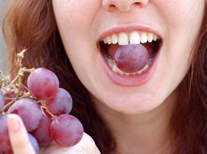 Tradisi Tahun Baru di Spanyol: Makan Anggur di Bawah Meja, Bisa Datangkan Jodoh