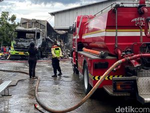 Truk Ekspedisi di Bandung Hangus Terbakar Truk Ekspedisi di Bandung Hangus Terbakar